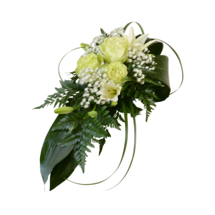 En bukett med ljusgröna rosor, vita liljor och små vita blommor, omgiven av gröna blad och ormbunkar.